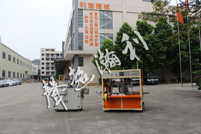 全自动<a href='http://huameisofa.com/xingyewenzhang/975.html' target='1' style='font-size:14px; font-weight:bold; color:#ff0000;'>商标分条机</a>