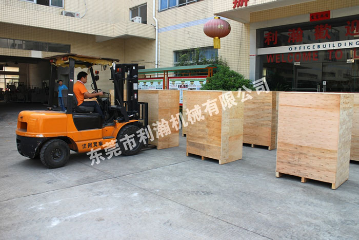 <a href='http://huameisofa.com/xingyezixun/1133.html' target='1' style='font-size:14px; font-weight:bold; color:#ff0000;'>超声波剪切机</a>出货